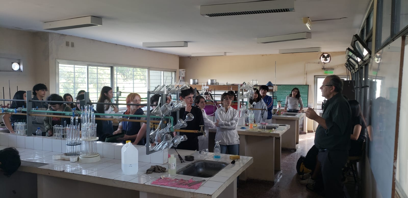 Innovación Educativa: Integración Teórico-Práctica en Química Analítica