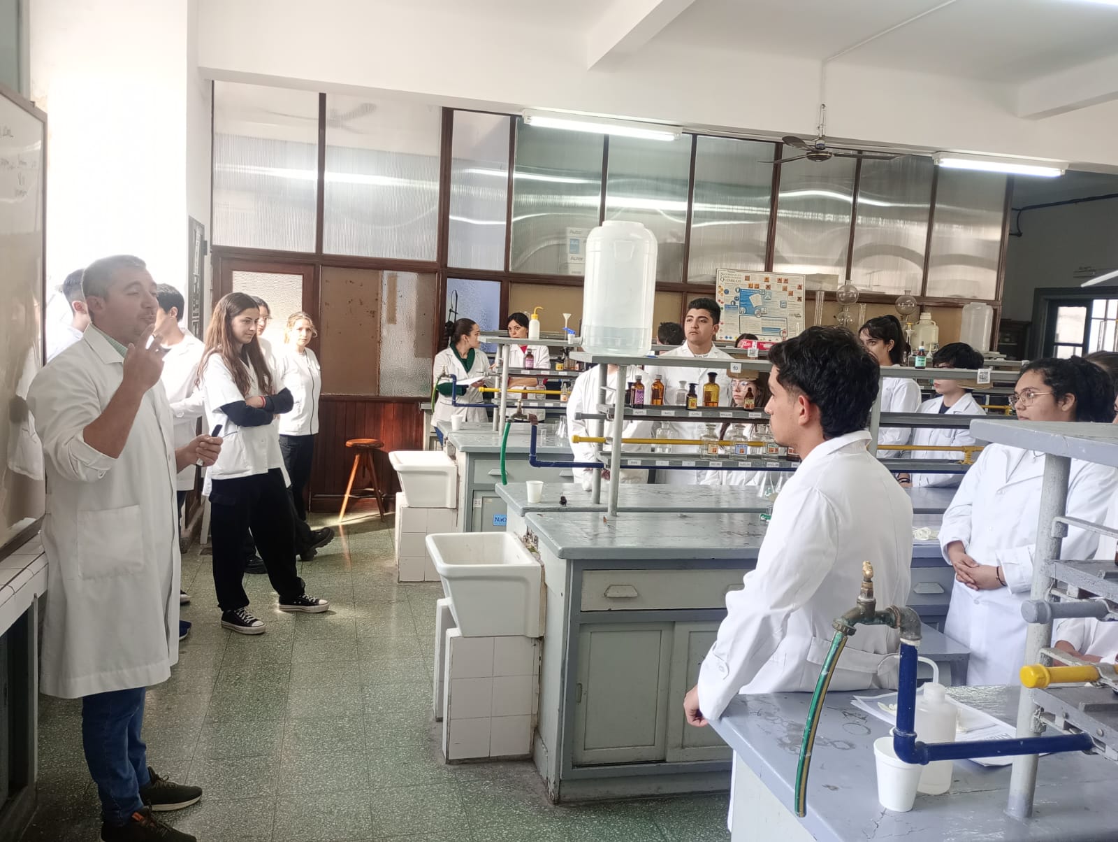Alumnos de 6° Año TQA Inician Prácticas de Laboratorio en la Facultad de Bioquímica, Química y Farmacia